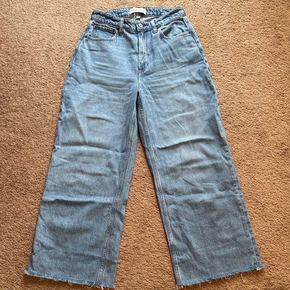 Wide Leg crop High-Rise Jeans in Light Blue-curve love fit